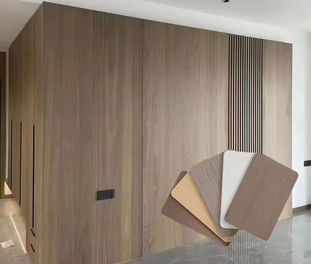 Tấm ốp có giá khác nhau tùy thuộc vào màu sắc và kiểu dáng