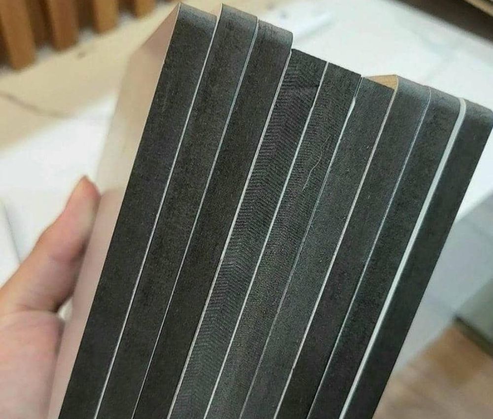 Độ dày tấm ốp ảnh hưởng trực tiếp và rõ rệt nhất đến khả năng uốn cong