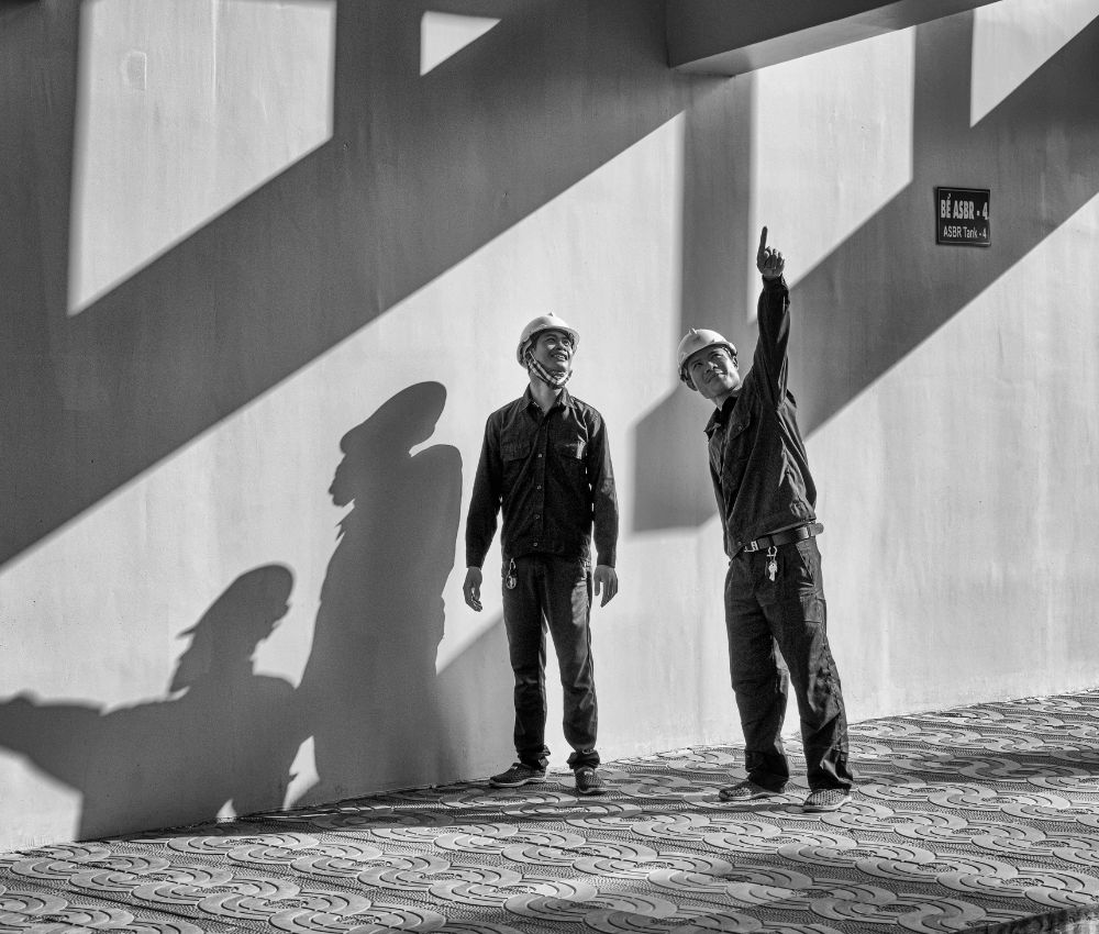 Trước khi tiến hành lắp đặt, kỹ sư cần kiểm tra kỹ hiện trạng bề mặt