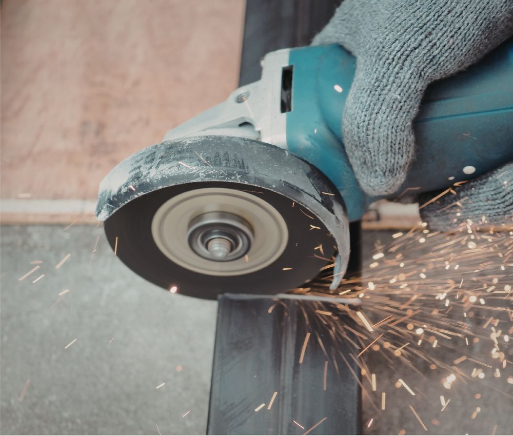 Tấm ốp than tre được cắt theo kích thước đã đo đạc