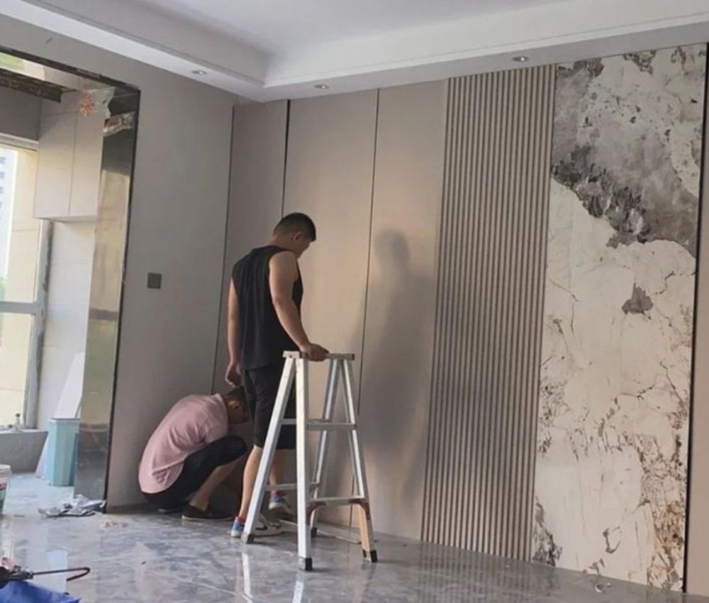 Cố định tấm ốp than tre lên bề mặt