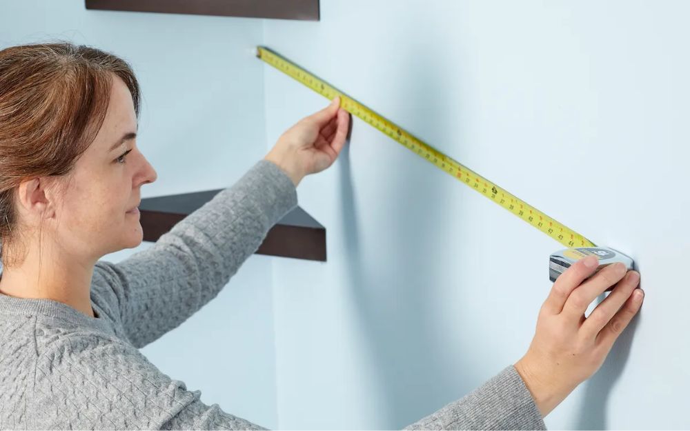 Tiến hành đo đạc và xác định vị trí lắp đặt từng tấm ốp