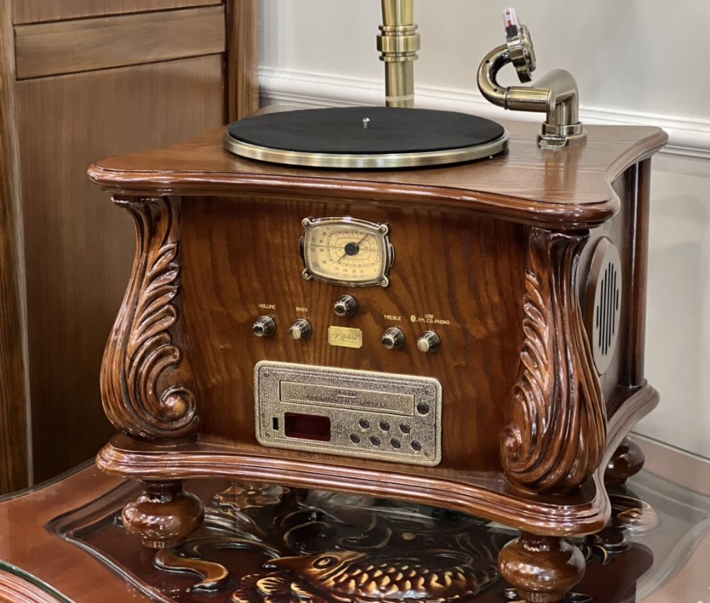 Decor máy hát cổ tái hiện không gian những thập niên 50-80