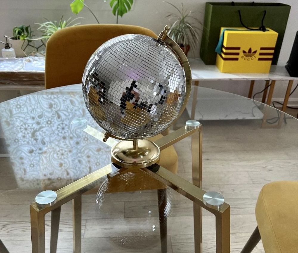 Quả cầu disco đặc trưng của phong cách decor Retro
