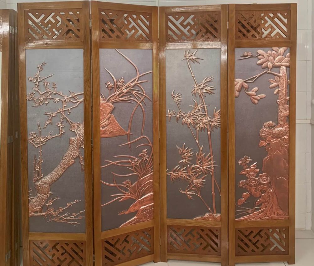 Sử dụng bình phong để ngăn giường ngủ với phòng thờ