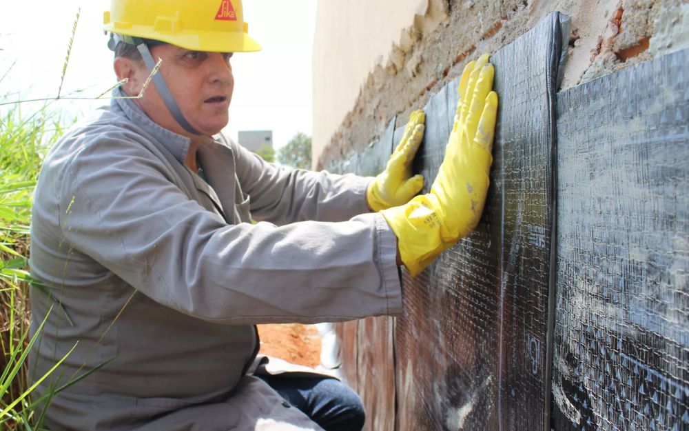 Thi công chống thấm cho vách tầng hầm bằng màng Bitum