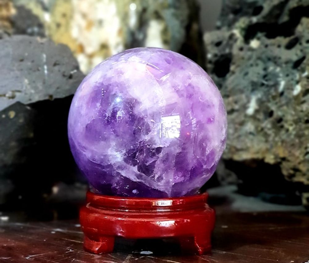 Đặt quả cầu đá thạch anh tím ở phòng ngủ để trấn giữ và thanh tẩy không gian