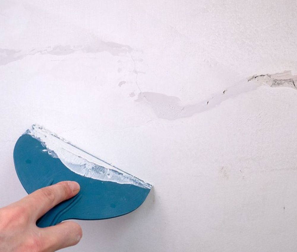 Dùng keo Epoxy để xử lý vết nứt trần nhà lớn 