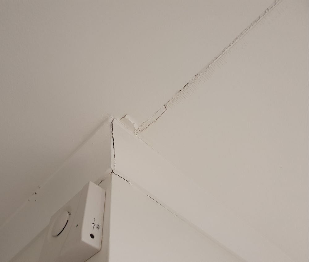 Các vết nứt nhỏ có thể là dấu hiệu nứt góc trần nhà