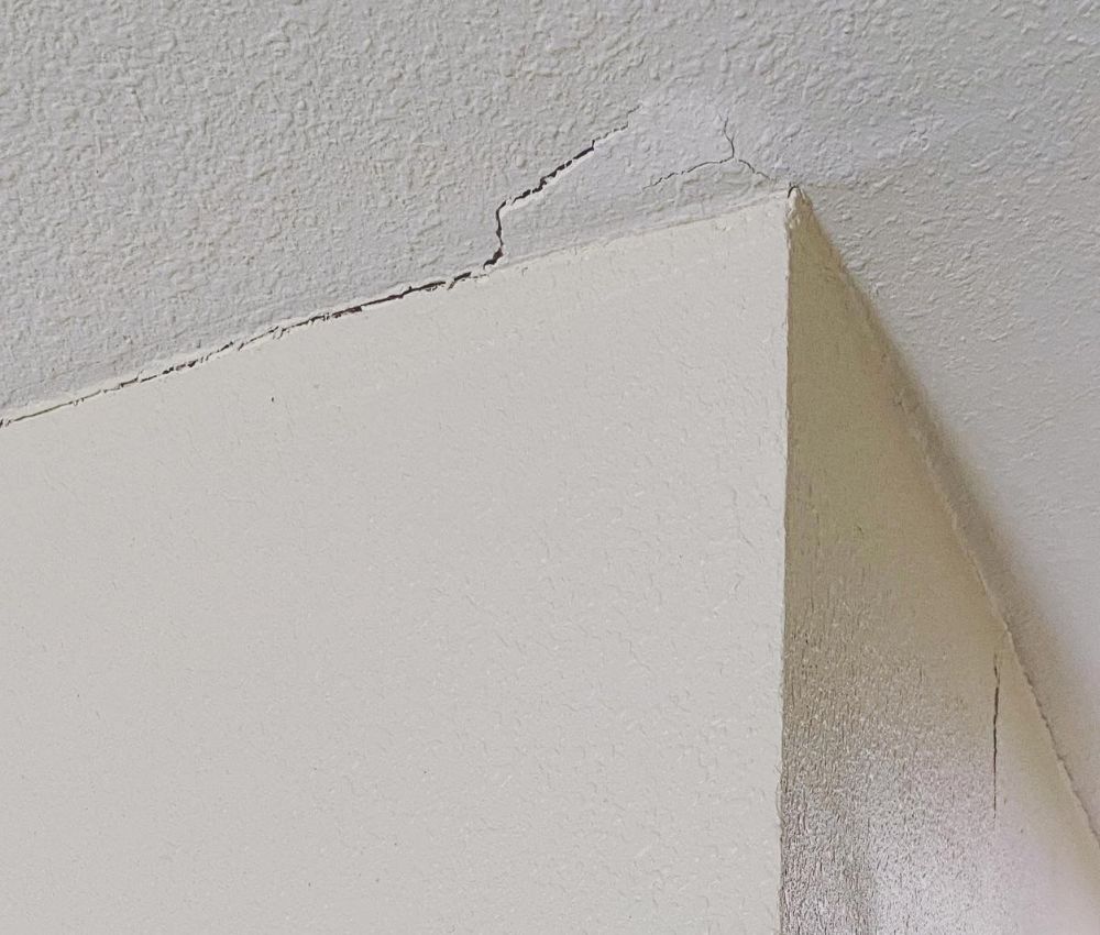 Thời tiết khắc nghiệt có thể gây nứt góc trần nhà