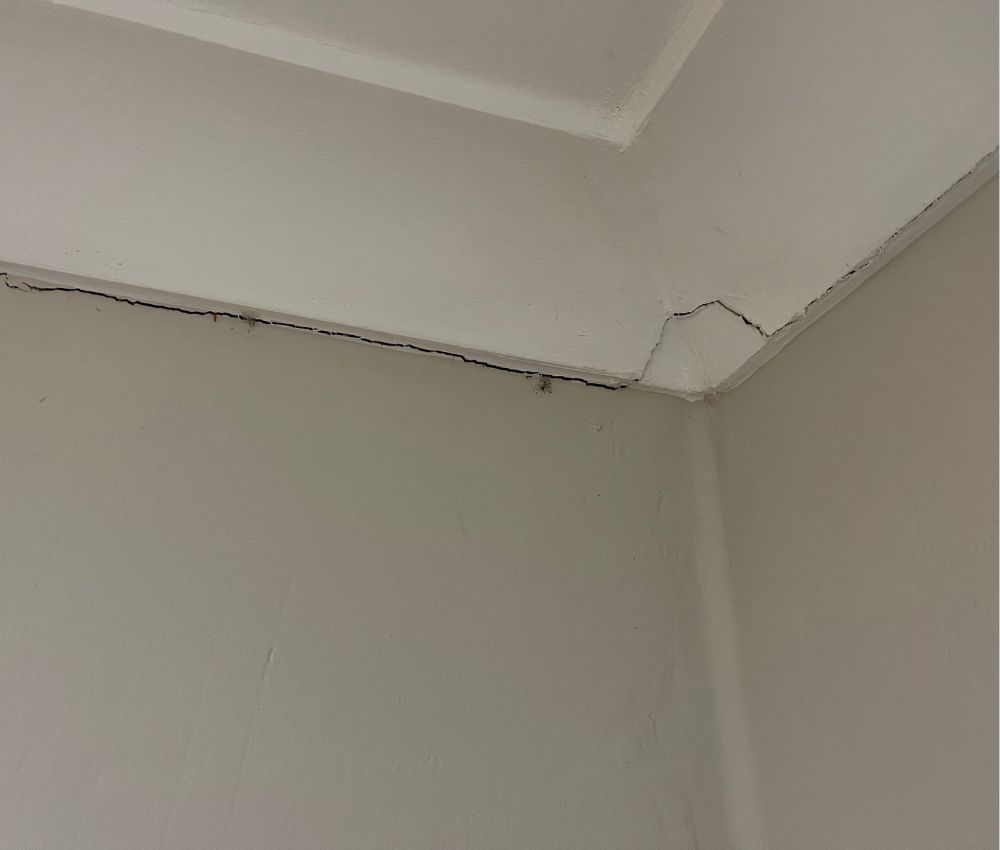 Những ngôi nhà đã sử dụng 10-20 năm khó tránh khỏi nứt góc trần nhà