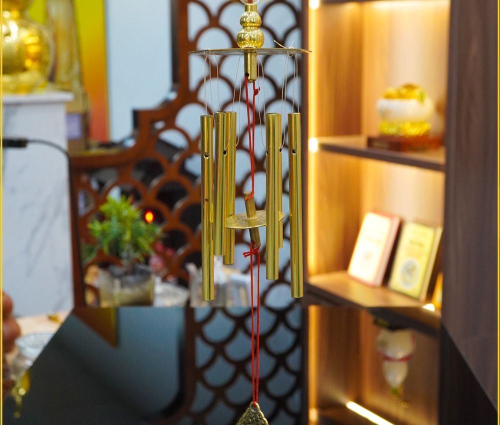 Treo chuông gió ở cửa ra vào phòng bếp