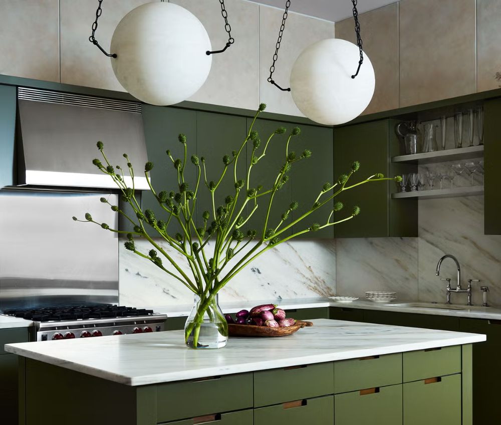 Gia chủ nên decor cây xanh trong nhà bếp để cân bằng năng lượng