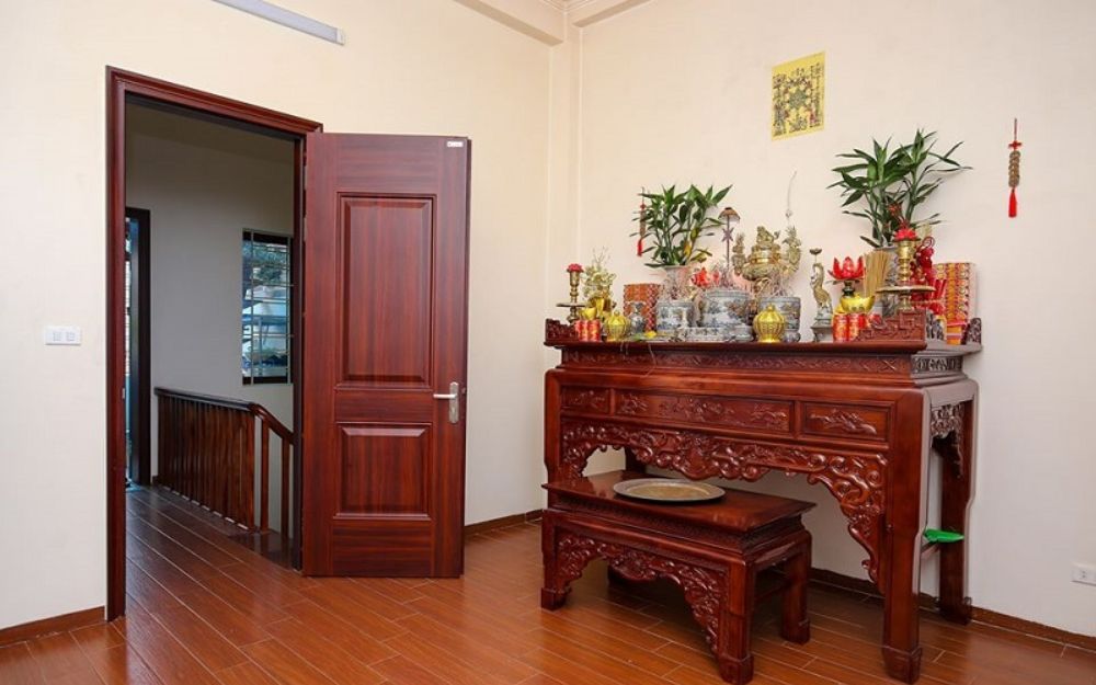 Sử dụng cửa gỗ truyền thống cho phòng thờ