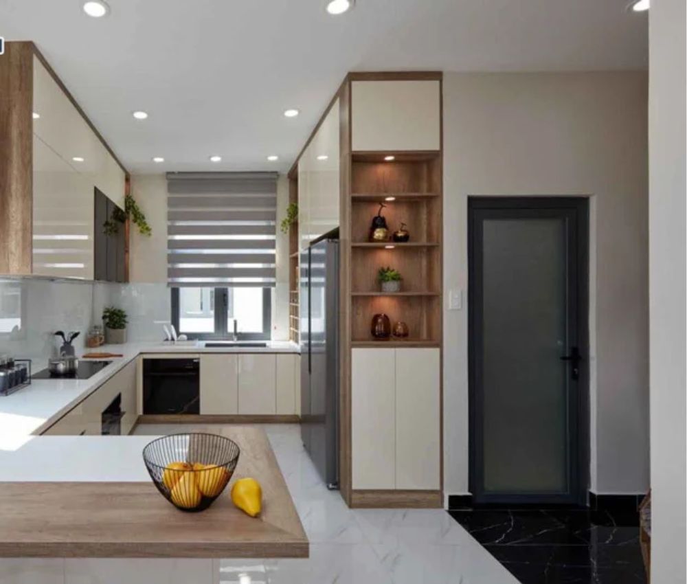 Sử dụng kệ để đồ ngăn cách bếp và nhà vệ sinh