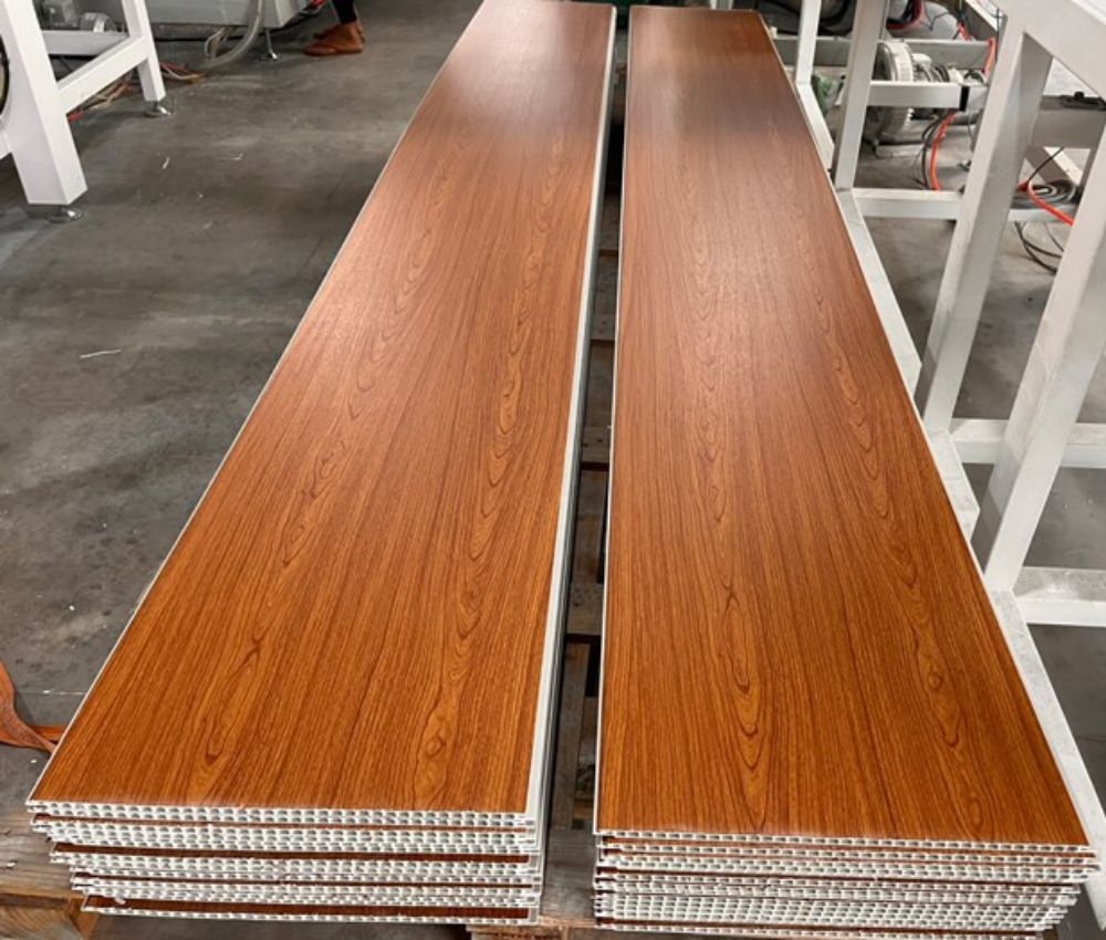 Tấm nhựa ốp tường được sản xuất từ nhựa PVC và các phụ gia và chất ổn định
