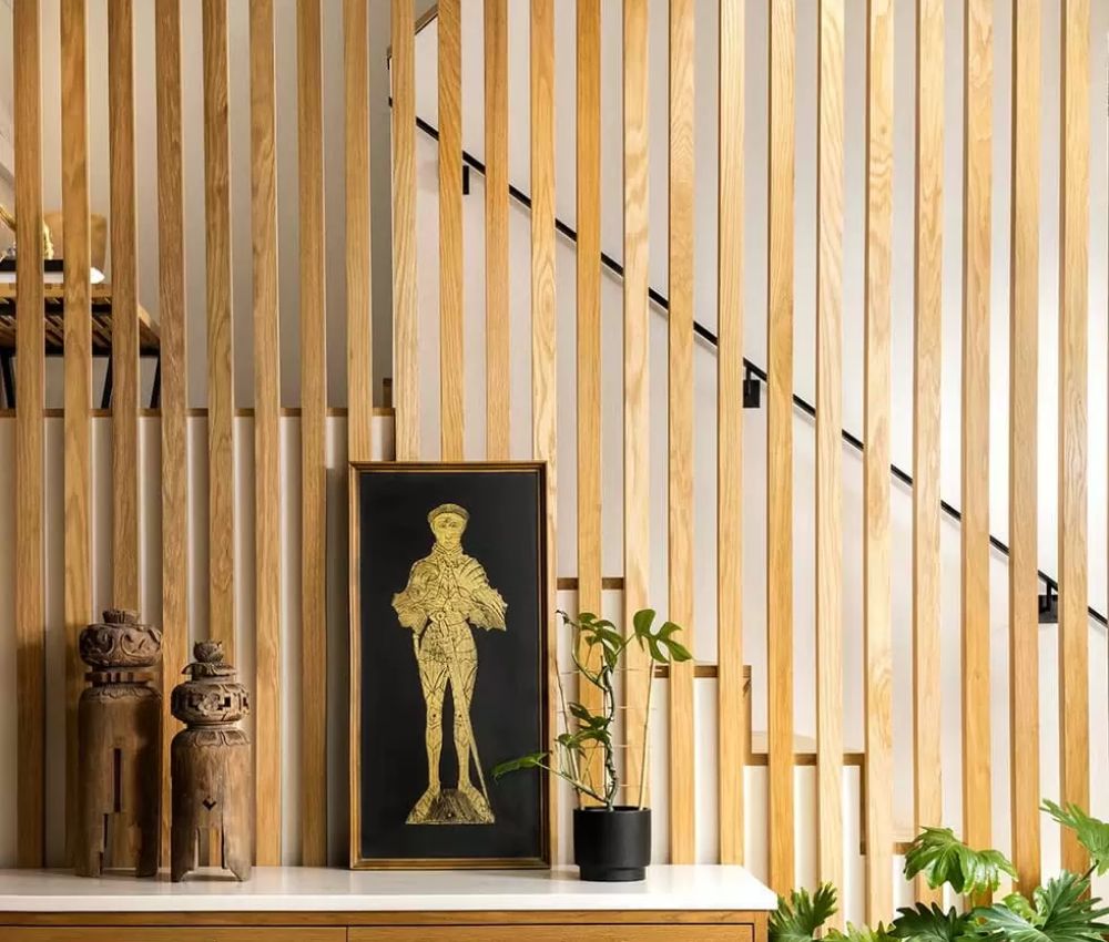 Vách ngăn cầu thang bằng bê tông ốp gỗ tự nhiên sang trọng