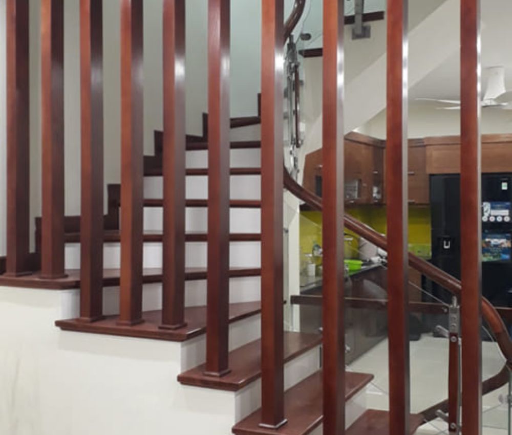 Vách ngăn cầu thang bằng bê tông sơn giả gỗ