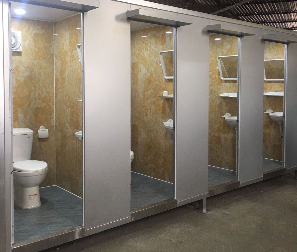 Mỗi buồng vệ sinh công cộng có diện tích khoảng 2,5 m²