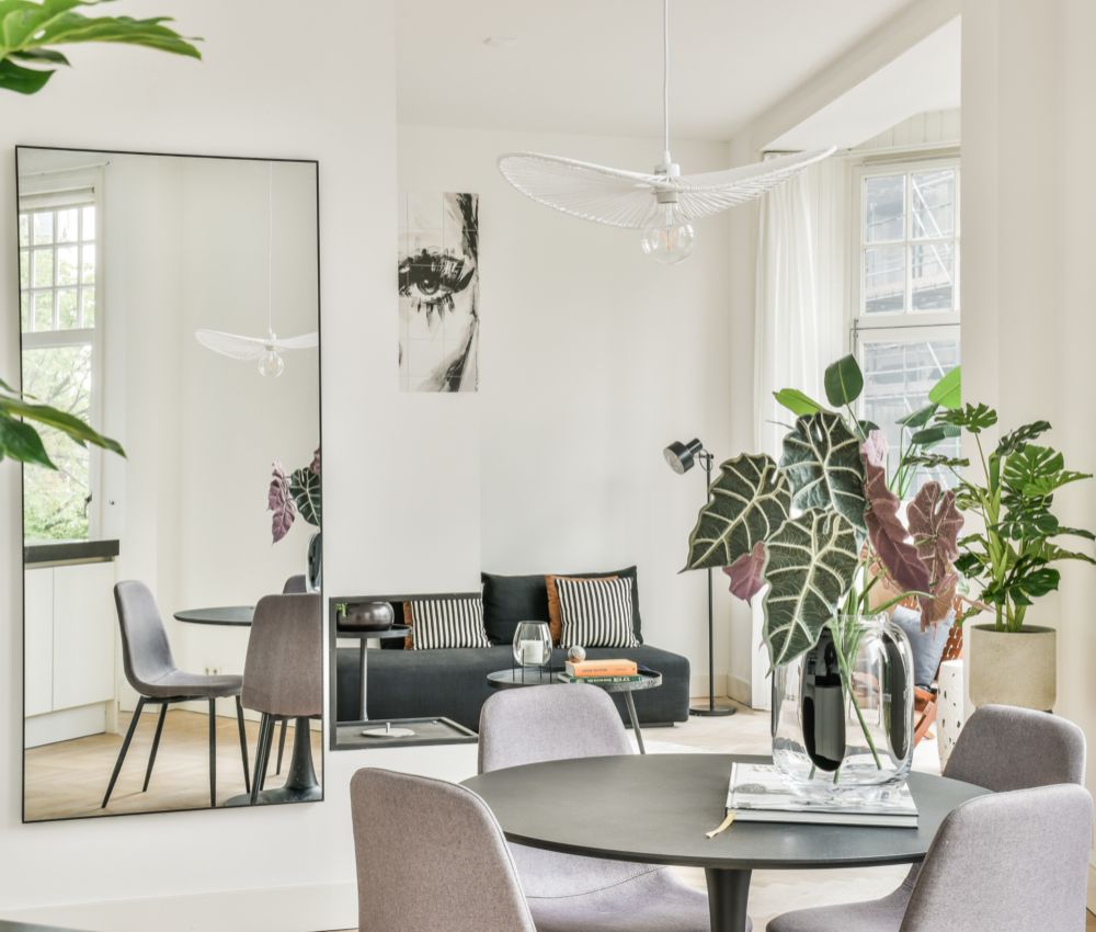 Phòng khách có diện tích nhỏ nên decor gương để mở rộng cảm giác không gian