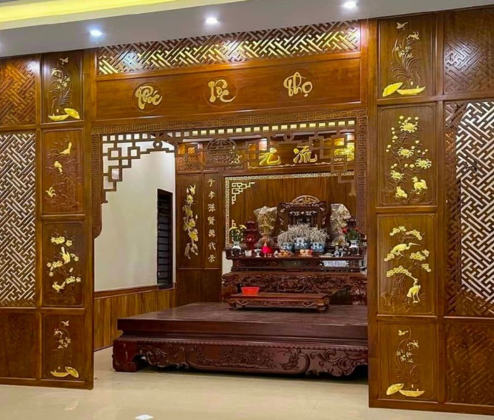 Phản gỗ nâng nền phòng thờ để tách biệt hai không gian