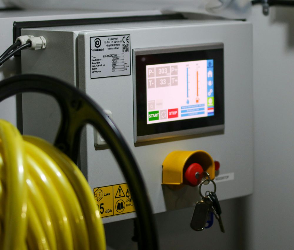 Chất liệu và công nghệ xử lý quyết định giá trị thực của tấm ốp