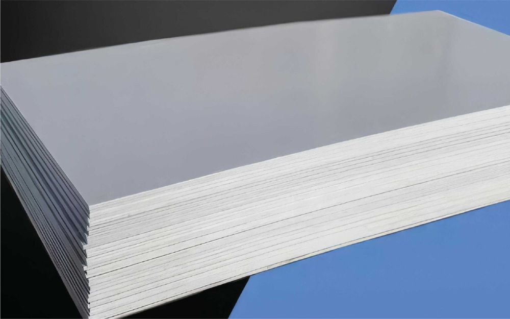 Tấm nhựa PVC có giá thành rẻ hơn tấm ốp than tre