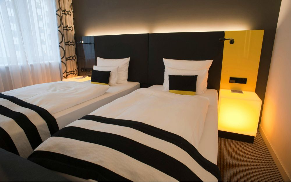 Phòng ngủ nhỏ nên bố trí hai giường đơn song song theo cùng một hướng