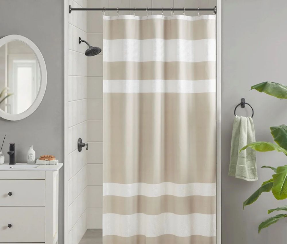 Sử dụng rèm che để tách biệt bếp với nhà vệ sinh