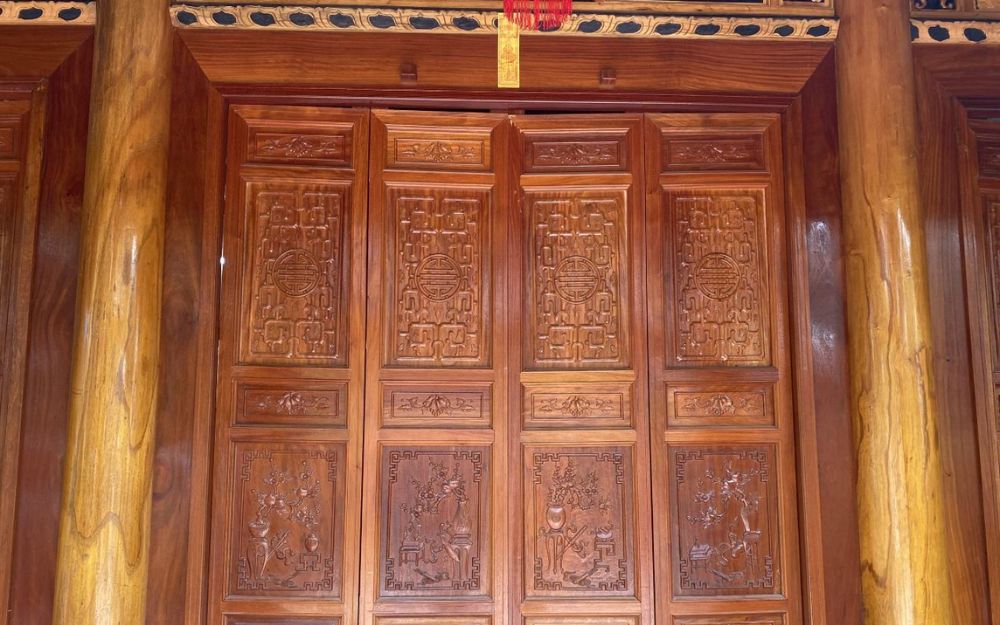 Cửa phòng thờ không nên quá rộng để tránh thất tán vượng khí