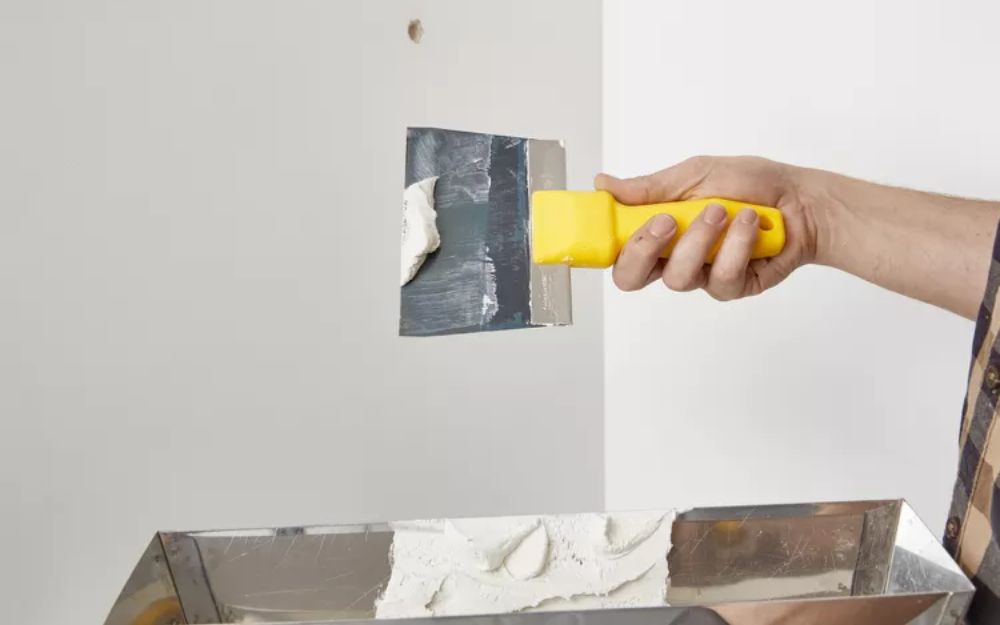 Trám lại mảng tường bị mốc