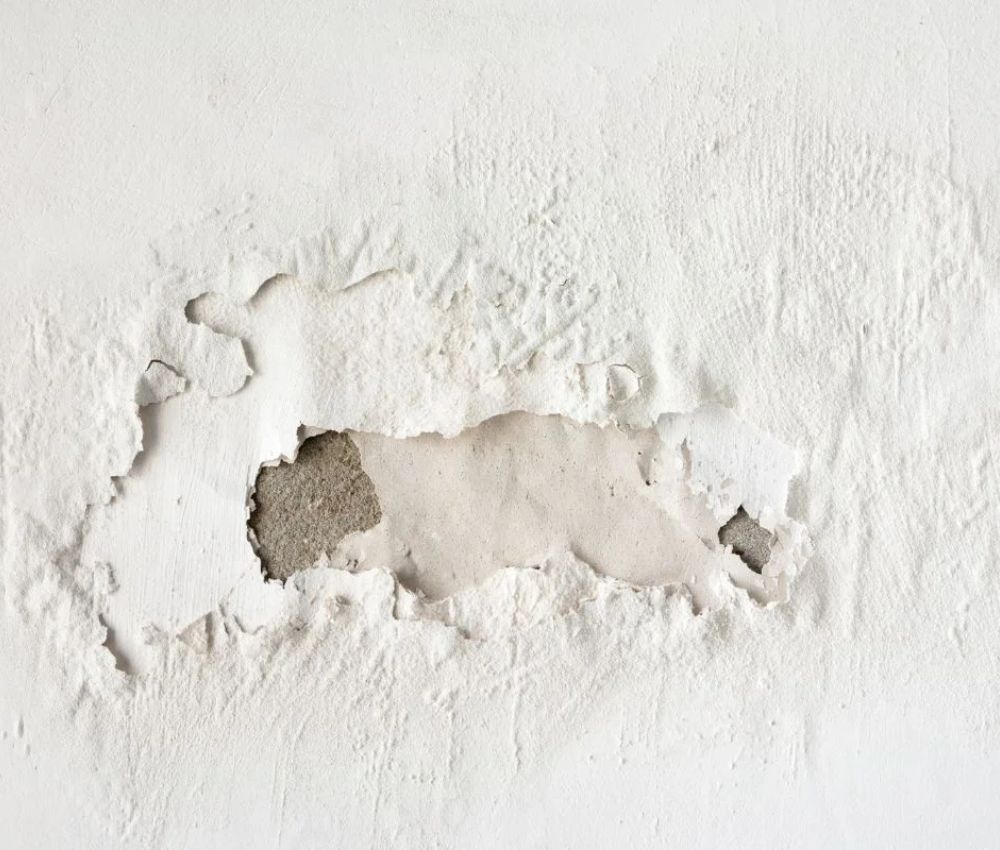 Bề mặt tường bong tróc lớp sơn là dấu hiệu tường nhà bị mốc