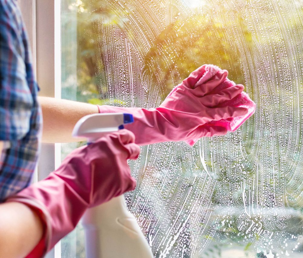 Gia chủ cần vệ sinh cửa sổ định kỳ