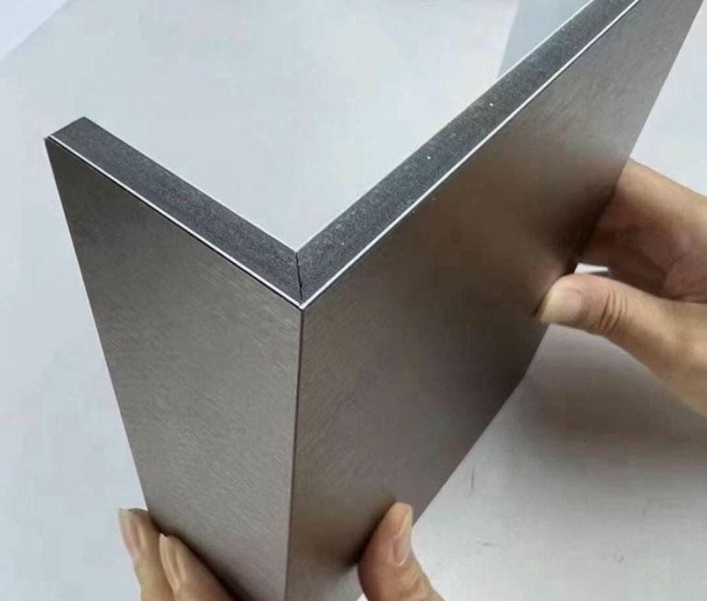 Tấm ốp than tre vân bê tông là vật liệu trang trí hiện đại