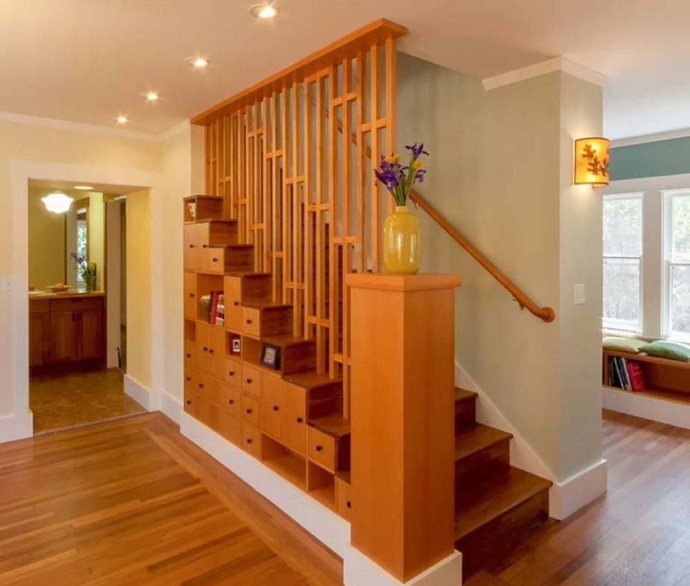 Vách cầu thang kết hợp tủ trang trí, kệ để đồ tiện dụng