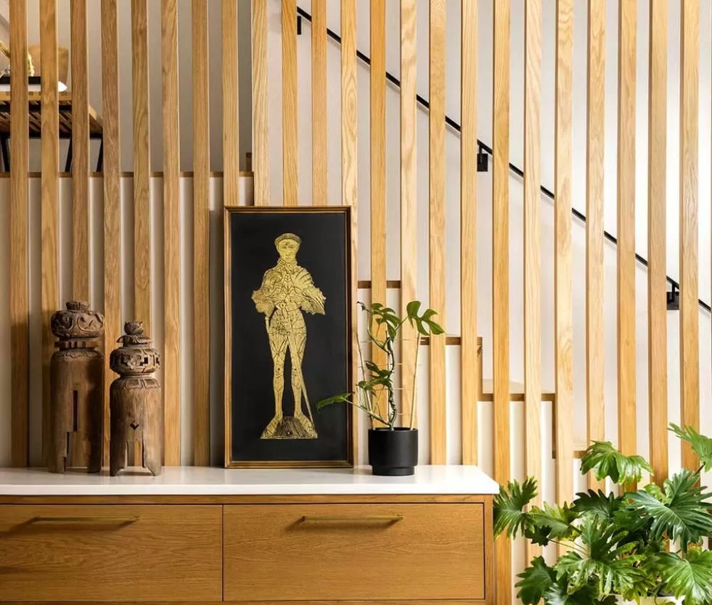 Mẫu vách cầu thang gỗ công nghiệp phong cách đơn giản