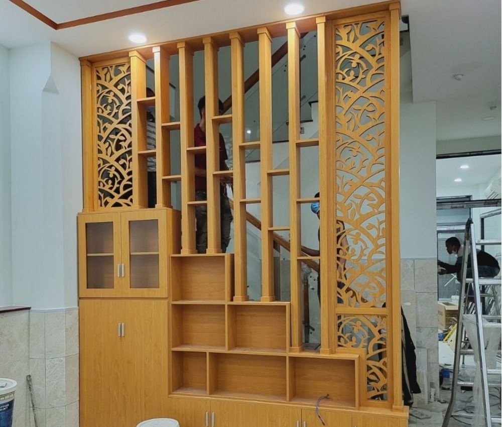 Tuổi thọ của vách cầu thang gỗ công nghiệp thường thấp hơn so với gỗ tự nhiên