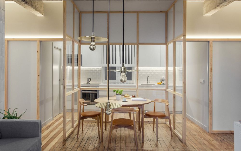 Màu sắc của vách ngăn gỗ kính phòng khách phải phù hợp với tổng thể