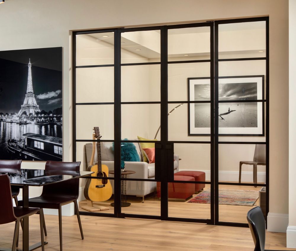 Vách ngăn gỗ kính phân chia khu vực một cách mềm mại