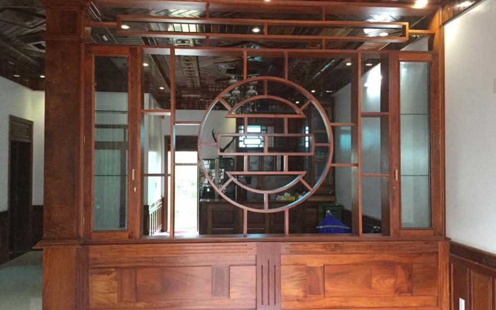 Vách ngăn gỗ kính kết hợp kệ trang trí/tủ rượu tiện dụng