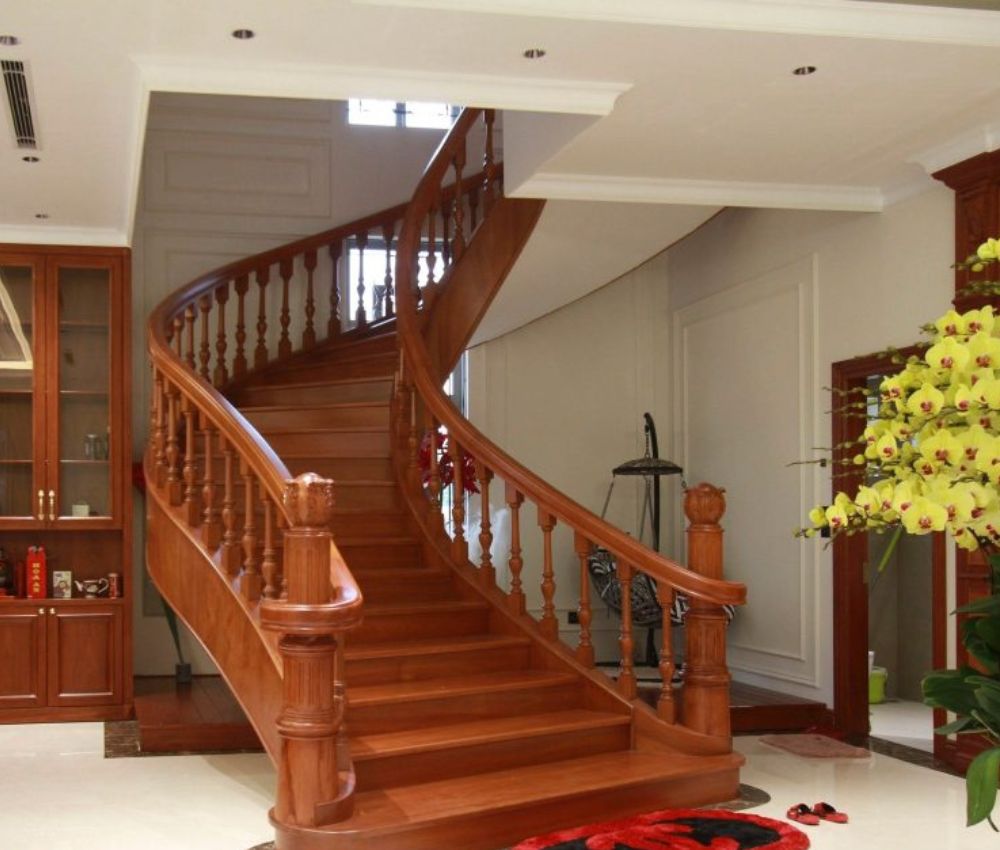 Cầu thang gỗ là lựa chọn phổ biến nhờ vẻ đẹp ấm áp, sang trọng