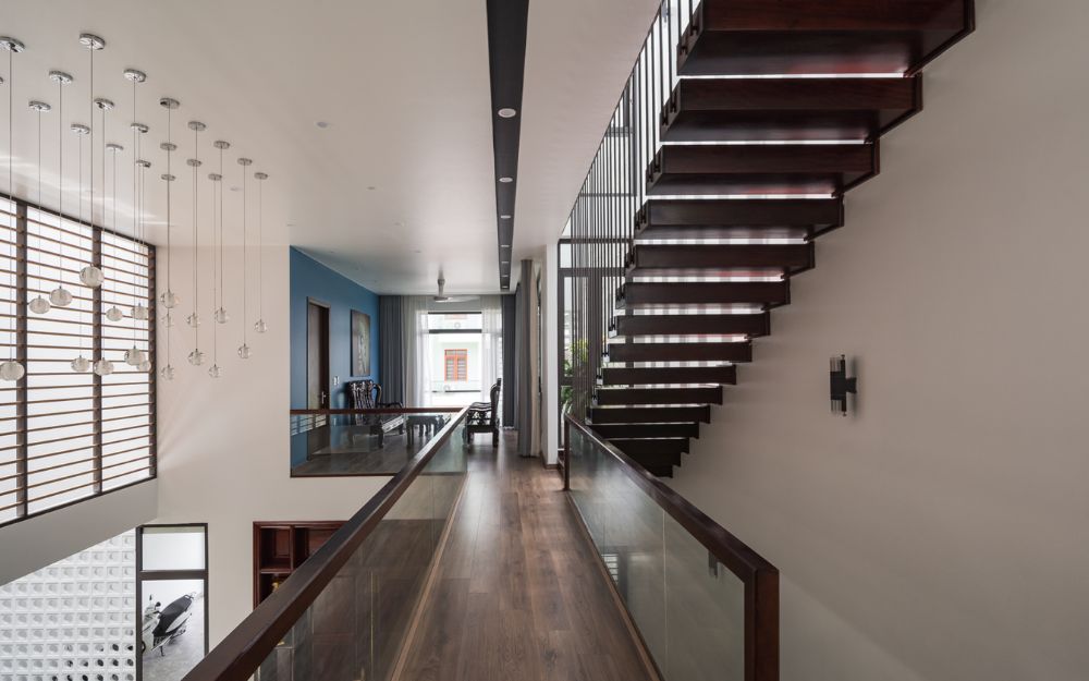 Cầu thang kính giúp không gian thông thoáng hơn