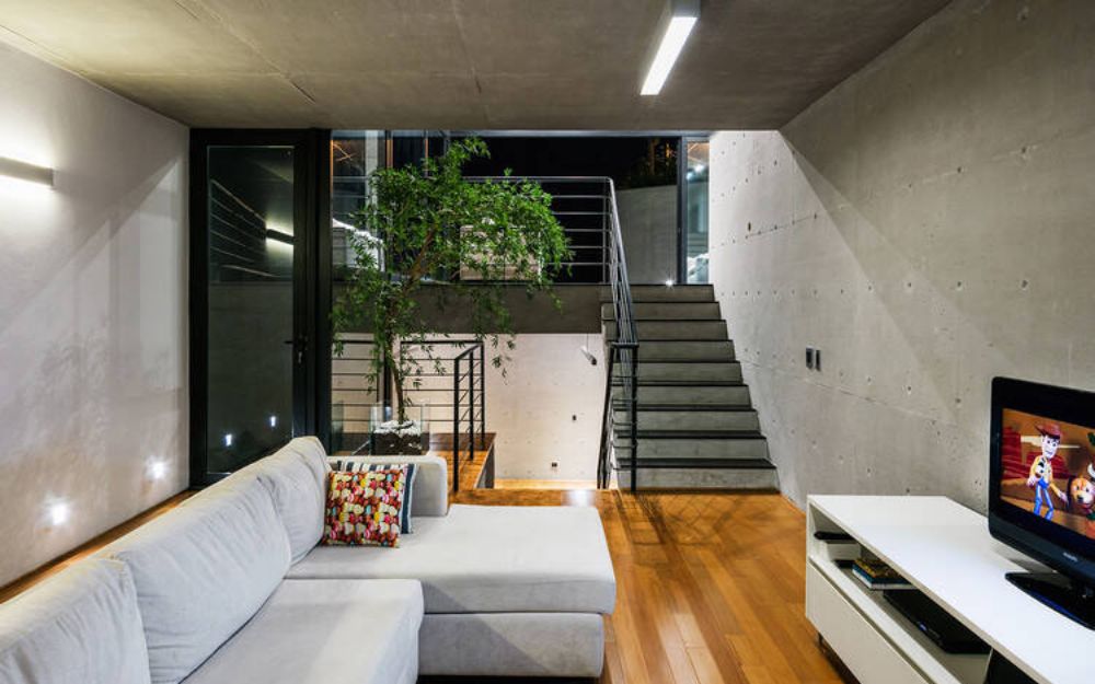 Việc đặt phòng khách tại tầng lửng giúp gia tăng công năng trong nhà