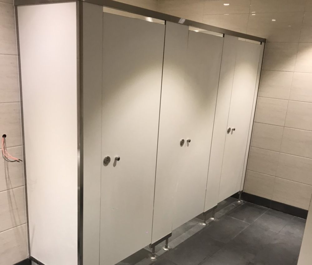 Một số yếu tố quan trọng cần cân nhắc khi lựa chọn kích thước vách ngăn vệ sinh