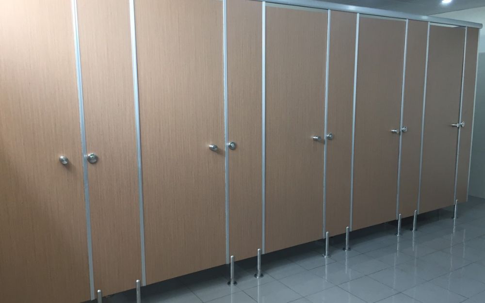 Buồng vệ sinh tiêu chuẩn dành cho người lớn có kích thước khoảng 900x1200mm