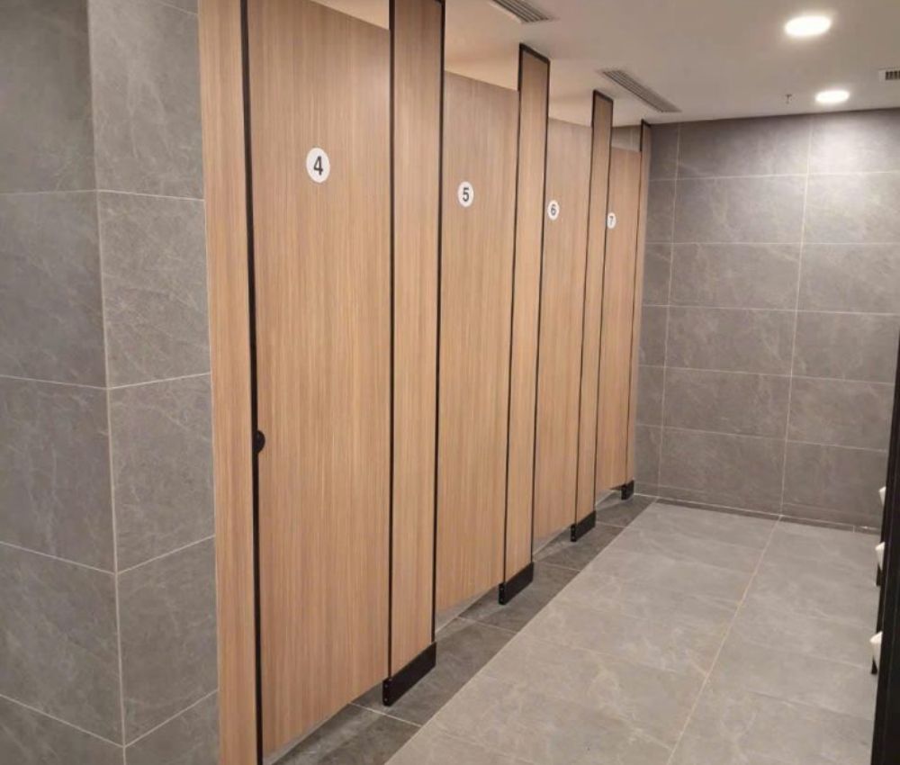 Vách ngăn vệ sinh khách sạn và nhà hàng yêu cầu cao về thẩm mỹ