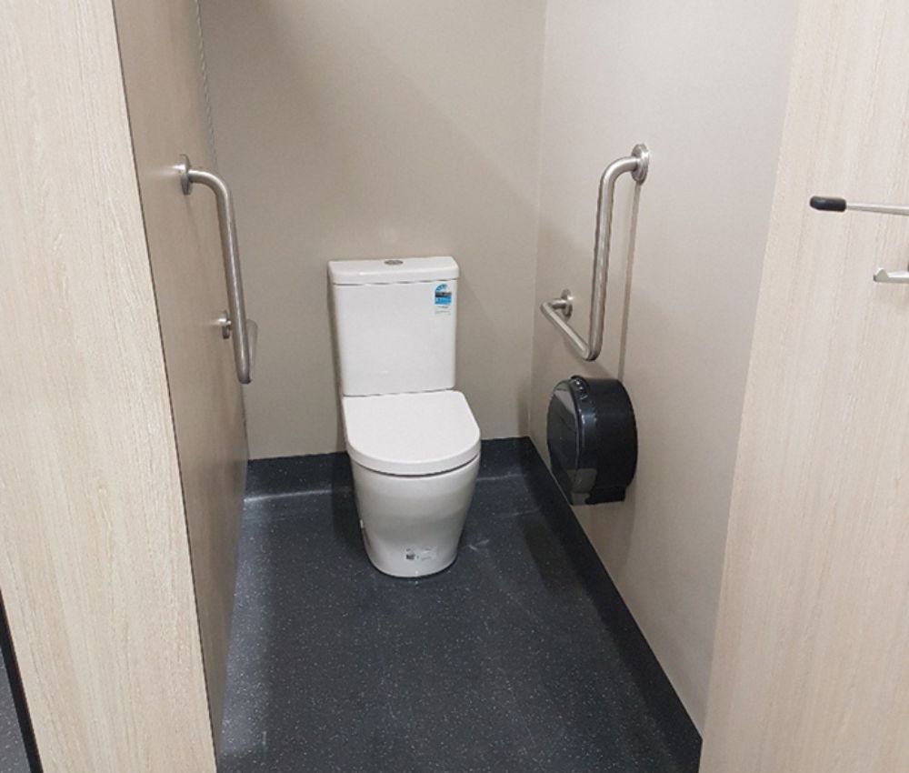 Buồng vệ sinh cho người khuyết tật cần đủ rộng để xe lăn quay đầu