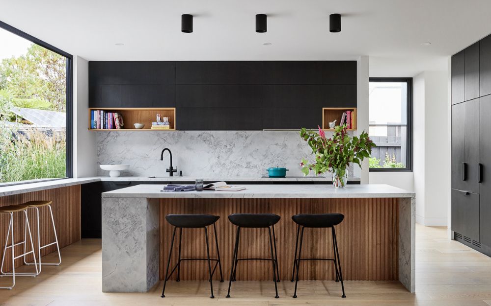 Với biệt thự hoặc nhà vườn, diện tích phòng bếp thường dao động từ 20–30 m²