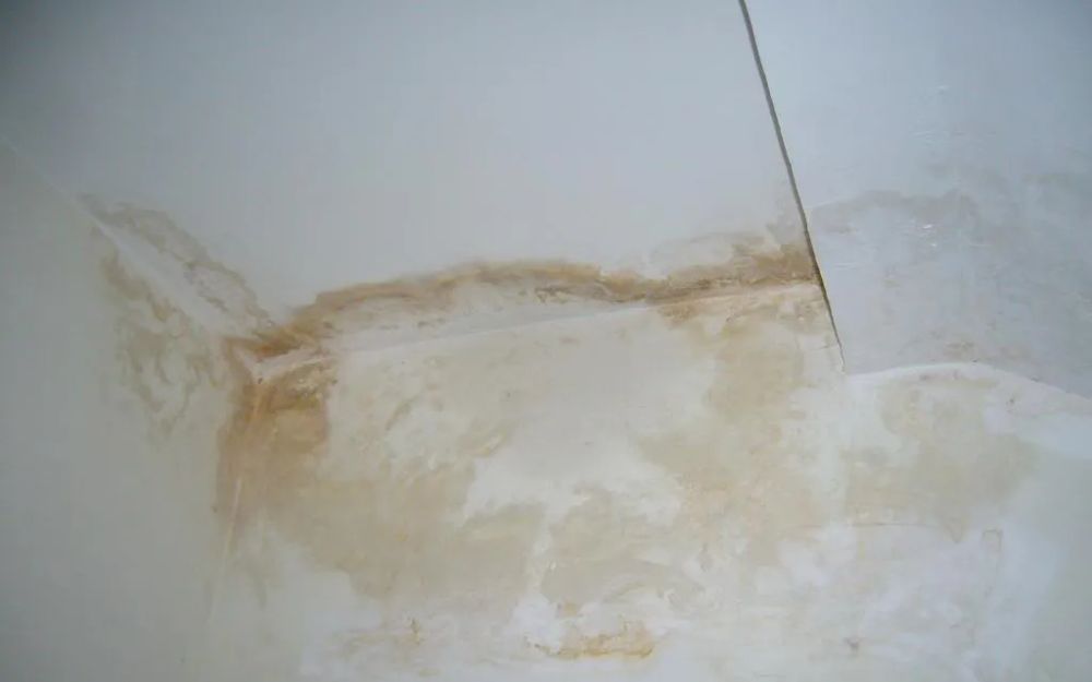 Độ ẩm lâu ngày khiến trần nhà bị võng