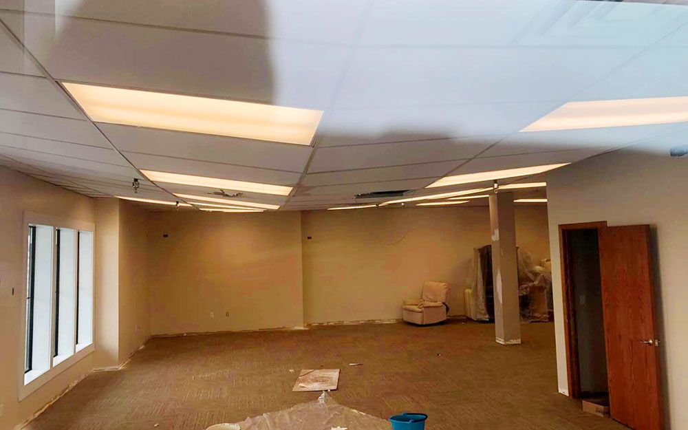 Dấu hiệu dễ nhận thấy nhất là trần xuất hiện độ cong nhẹ hoặc võng xuống ở giữa